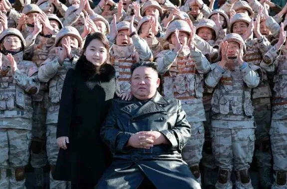 رهبر کره شمالی با دخترش از پادگانی «نامعلوم» بازدید کرد+ عکس