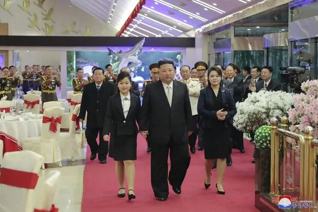 رهبر کره شمالی با دخترش از پادگانی «نامعلوم» بازدید کرد+ عکس